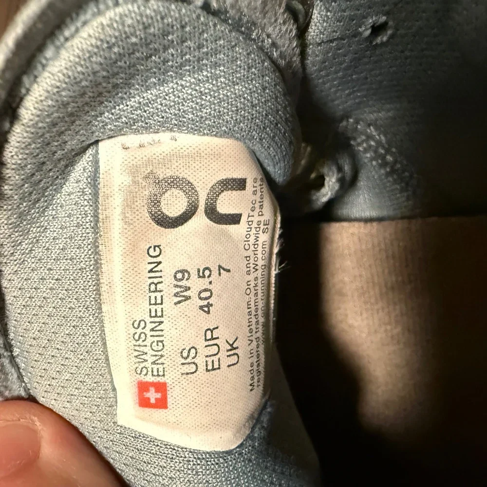 On‎ Cloud Running Shoes Women's US 9 EU 40.5 Gray Athletic Sneakers